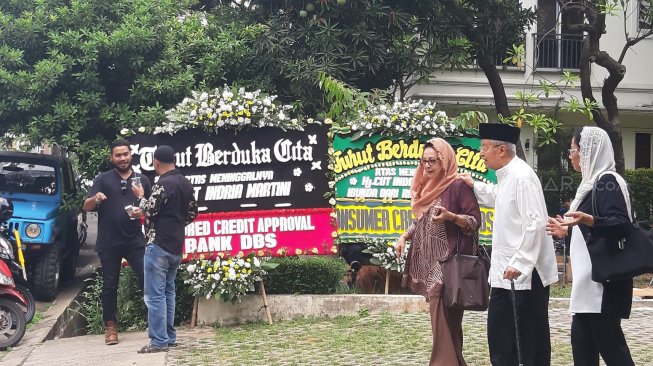 Suasana rumah duka ibunda Nirina Zubir. [Sumarni/Suara.com]