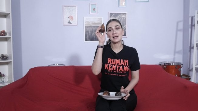 Semoga Berfaedah! Tutorial Kupas Salak Ala Luna Maya