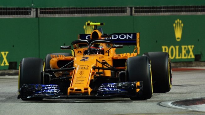 Pebalap Belgia, Stoffel Vandoorne, mengemudikan mobil McLaren pada sesi latihan bebas kedua F1 GP Singapura di Sirkuit Jalan Raya Marina Bay, Jumat (14/9/2018). [AFP/Roslan Rahman]