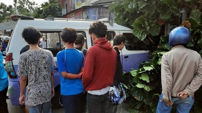 Gara-gara Ribut di Angkot sama Pacar, Vicky Seruduk Pelajar hingga Tewas