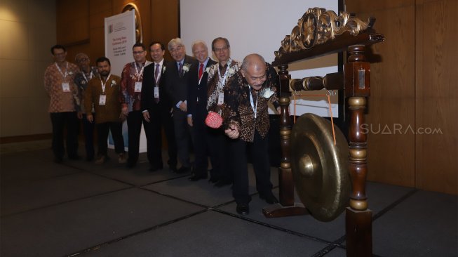 Doddy Widodo selaku Staff Ahli Menteri Bidang Pendalaman, Penguatan dan Penyebaran Industri (paling kanan) membuka acara Glasstech Asia 2019 dan Fenestration Asia 2019 di Indonesian Convention Exhibition (ICE), BSD, Tangerang Selatan, Selasa (12/11). [Suara.com/Angga Budhiyanto]
