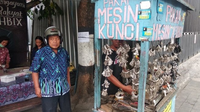 Pedagang kunci di Jalan Brigjen Katamso tetap membuka lapak dan melayani pembeli meski bakal digusur oleh  Pengadilan Negeri, Selasa (12/11/2019). - (SUARA/Baktora)