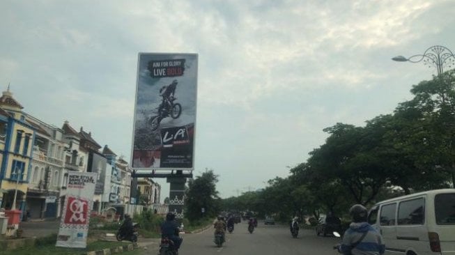 Baliho-baliho Rokok Pinggir Jalan Kota Batam, Siapa Tanggungjawab?