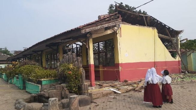 Disapu Angin Malam Atap Tiga Ruang Kelas SDN 2 Malangnengah Ambruk