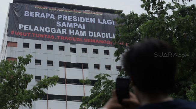 Suasana prosesi tabur bunga di Universitas Atma Jaya, Jakarta, Rabu (13/11). [Suara.com/Angga Budhiyanto]