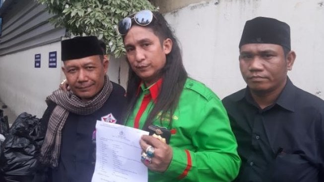 Atta Halilintar resmi dilaporkan ke Polda Metro Jaya atas tuduhan penistaan agama pada Rabu (13/11/2019) sore oleh Ustad Ruhimat selaku Kepala Departemen Agama Komunitas Pengawas Korupsi.(Suara.com/Sumarni)