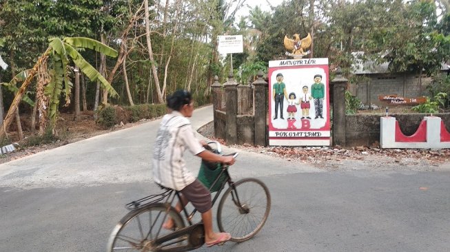 Seorang warga melintas di Dusun Mangir Lor, Desa Mangir, Kecamatan Pajangan, Kabupaten Bantul, Rabu (13/11/2019). - (SUARA/Baktora)