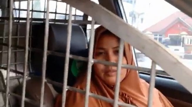 Sopir Taksol Wanita Tambahkan Terali di Dalam Mobil Untuk Mencegah Begal. (Twitter/FrankyPaulus86)