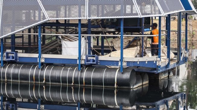 Petugas mengoperasikan "robot interceptor" pembersih sampah untuk membersihkan Sungai Cengkareng Drain, Pantai Indah Kapuk, Jakarta, Rabu (13/11).  [ANTARA FOTO/Rivan Awal Lingga]