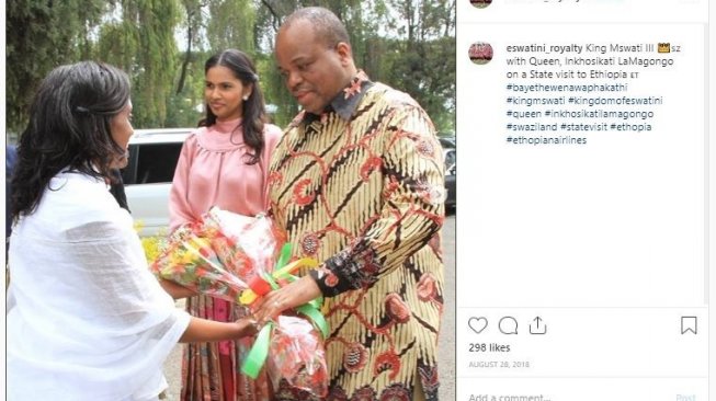 Raja Swaziland dengan salah satu istrinya. (Instagram/@eswatini_royalty)