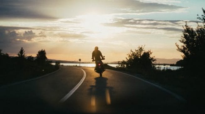 Ilustrasi touring naik motor (pexels.com)