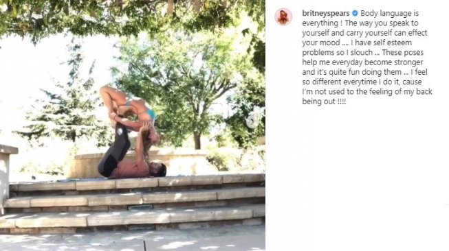 Britney Spears yoga aerial untuk mengatasi kepercayaan diri dan postur tubuhnya (Instagram/@britneyspears)