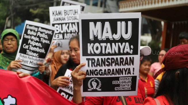 Emak-emak yang tergabung dalam Serikat Perjuangan Rakyat Indonesia melakukan aksi di depan Gedung DPRD DKI Jakarta, Rabu (13/11). [Suara.com/Arya Manggala]