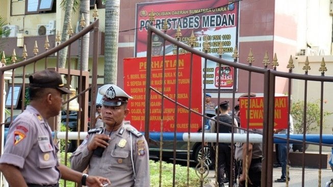 Warga Ramai Mengurus SKCK Saat Bom Meledak di Polrestabes Medan