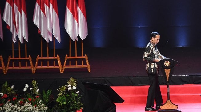 Presiden Joko Widodo saat menghadiri Rakornas Indonesia Maju antara Pemerintah Pusat dan Forum Koordinasi Pimpinan Daerah (Forkopimda) di Bogor, Jawa Barat, Rabu (13/11).[ANTARA FOTO/Akbar Nugroho Gumay]