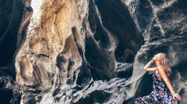 Tak Melulu Pantai, Begini 5 Foto Eksotis Hidden Canyon Beji Guwang di Bali