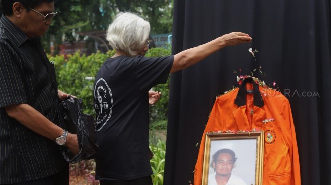 Suasana prosesi tabur bunga di Universitas Atma Jaya, Jakarta, Rabu (13/11). [Suara.com/Angga Budhiyanto]