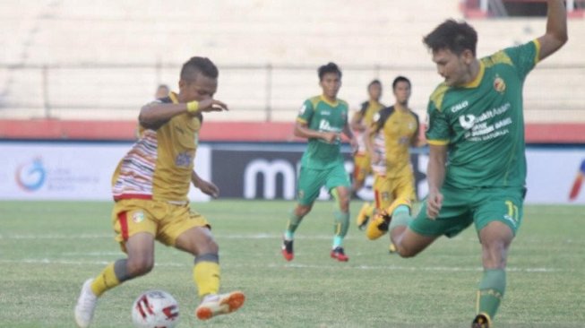 Pemain Mitra Kukar Hendra Adi Bayauw (kiri) mencoba melewati hadangan pemain Sriwijaya FC Bobby Satria (kanan) pada delapan besar Liga 2 di Stadion Gelora Delta Sidoarjo, Jawa Timur, Rabu (13/11/2019). (ANTARA FOTO/Umarul Faruq) 