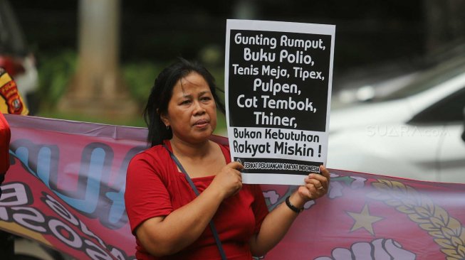 Emak-emak yang tergabung dalam Serikat Perjuangan Rakyat Indonesia melakukan aksi di depan Gedung DPRD DKI Jakarta, Rabu (13/11). [Suara.com/Arya Manggala]