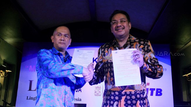 Pengurus Lembaga Afiliasi Penelitian Indonesia - Institut Teknologi Bandung (LAPI ITB) Donald C Lantu (kiri) dan Denny JA berfoto seusai penandatanganan kerja sama kedua lembaga itu di Jakarta, Rabu (13/11). [Suara.com/Oke Atmaja]