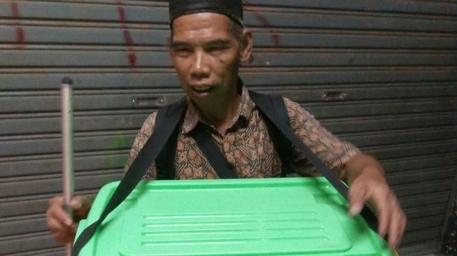 Viral Pria Tunanetra Keliling Jual Camilan, Warganet di Jogja Ingin Bertemu