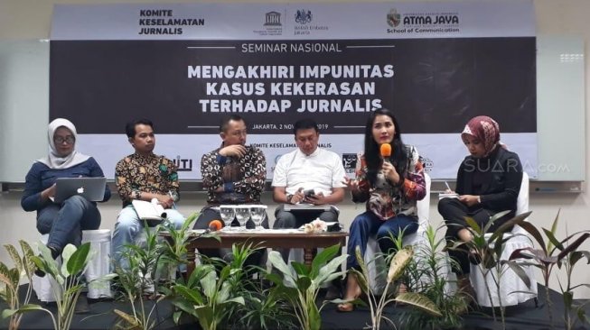 Akademisi UGM, Gilang Parahita, saat berbicara dalam seminar Mengakhiri Impunitas Kasus Kekerasan terhadap Jurnalis, di kampus Universitas Atma Jaya, Jakarta, Sabtu (2/11/2019). [Suara.com / Novian Ardiansyah]