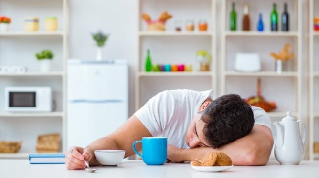 Ilustrasi tidur setelah makan. (Shutterstock)