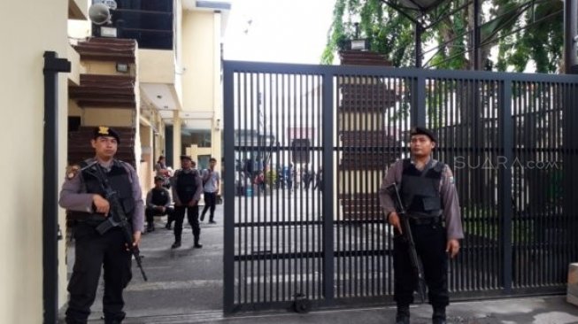 Bom Bunuh Diri di Medan, Polres Surabaya Dijaga Polisi Bersenjata