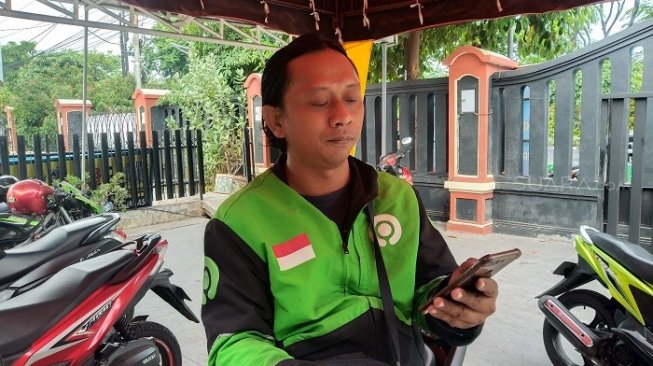 Sigit, driver ojek online di Surabaya, Jawa Timur. (Suara.com/Achmad Ali).