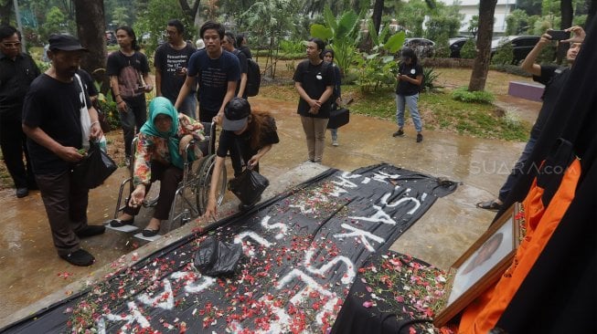 Suasana prosesi tabur bunga di Universitas Atma Jaya, Jakarta, Rabu (13/11). [Suara.com/Angga Budhiyanto]