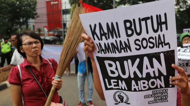 Emak-emak yang tergabung dalam Serikat Perjuangan Rakyat Indonesia melakukan aksi di depan Gedung DPRD DKI Jakarta, Rabu (13/11). [Suara.com/Arya Manggala]