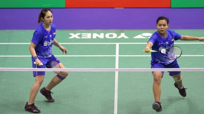 Pasangan ganda putri Indonesia, Siti Fadia Silva Ramadhanti/Ribka Sugiarto, terhenti kiprahnya di Hong Kong Open 2019 usai kalah rubber game dari Chang Ye Na/Kim Hye Rin (Korsel), Rabu (13/11). [Humas PBSI]