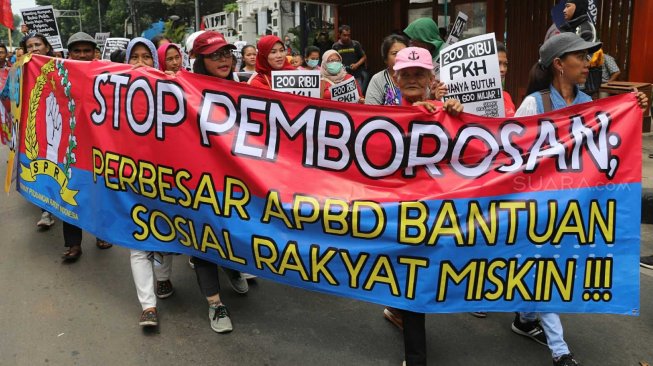 Emak-emak yang tergabung dalam Serikat Perjuangan Rakyat Indonesia melakukan aksi di depan Gedung DPRD DKI Jakarta, Rabu (13/11). [Suara.com/Arya Manggala]