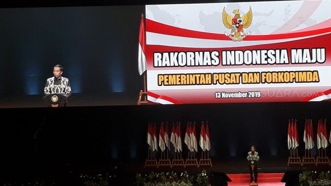 Presiden Joko Widodo (Jokowi) saat membuka Rakornas Indonesia Maju, Pemerintah Pusat dan Forkopimda 2019 di Sentul International Convention Center, Sentul, Jawa Barat, Rabu (13/11/2019). (Suara.com/Ummi Saleh)