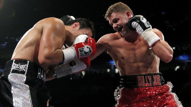 Petinju Inggris, Billy Joe Saunders (kanan), mendaratkan pukulan ke arah kompatriotnya Kevin Hammond dalam pertarungan kelas menengah di O2 Arena, London, Inggris, Sabtu (21/5/2011). [AFP/Ian Kington]