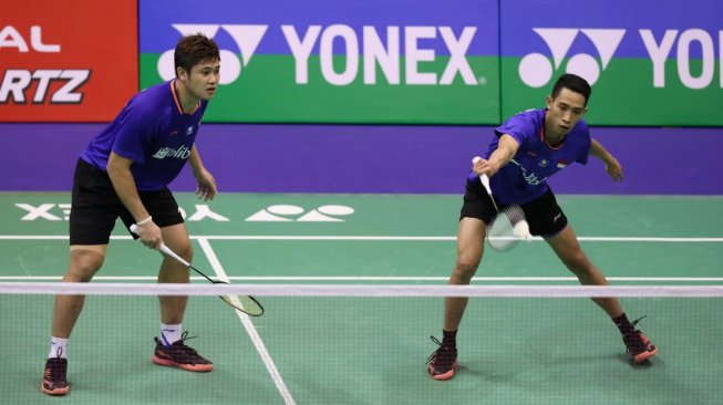 Pasangan ganda putra Indonesia, Wahyu Nayaka Arya Pangkaryanira/Ade Yusuf Santoso, terhenti kiprahnya di Hong Kong Open 2019 usai kalah dari seniornya, Hendra Setiawan/Mohammad Ahsan, Kamis (14/11). [Humas PBSI]