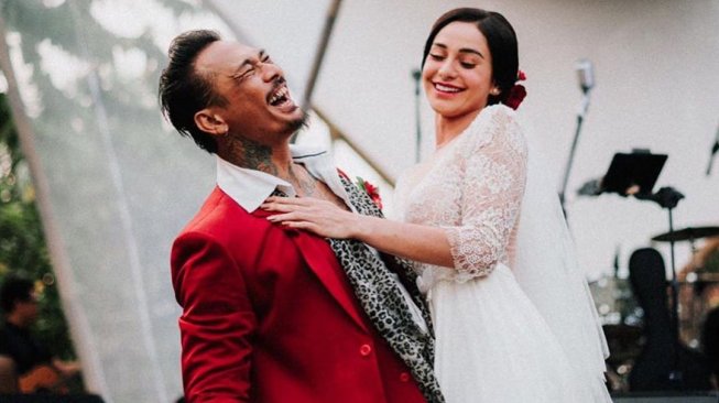 Jerinx SID dan Nora Alexandra terlihat bahagia di resepsi pernikahan mereka. [Instagram]