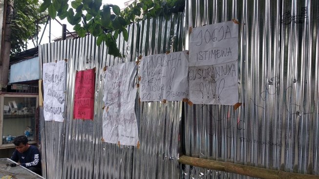 Sejumlah poster ditempel di lokasi berjualan pedagang di sisi barat jalan Brigjen Katamso, Kecamatan Gondomanan, Kota Yogyakarta, Kamis (14/11/2019). - (SUARA/Baktora)