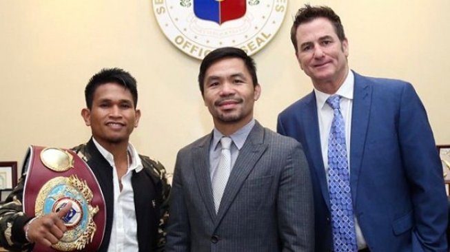 Juara dunia kelas bantam WBO John Riel Casimero (kiri) berfoto bersama seniornya di Filipina yang juga ikon tinju dunia Manny Pacquiao (tengah), dan Presiden MP Promotions Sean Gibbons. [Instagram/knuckleheadsean]