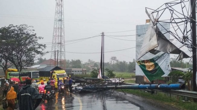 Baliho Roboh Diterjang Angin, Arus Lalin Banyumas-Cilacap Macet 5 Kilometer