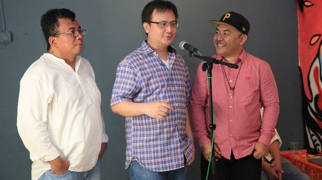 Nobo Idol bersama bos JK Record, Leonard "Nyo" Kristianto dan pencipta lagu Andro Kalakmabian. [JK Record]
