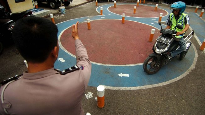 Penyandang disabilitas mengendarai sepeda motor yang telah dimodifikasi saat ujian pembuatan Surat Izin Mengemudi (SIM) D di Polres Tegal, Jawa Tengah, Kamis (14/11). [ANTARA FOTO/Oky Lukmansyah]