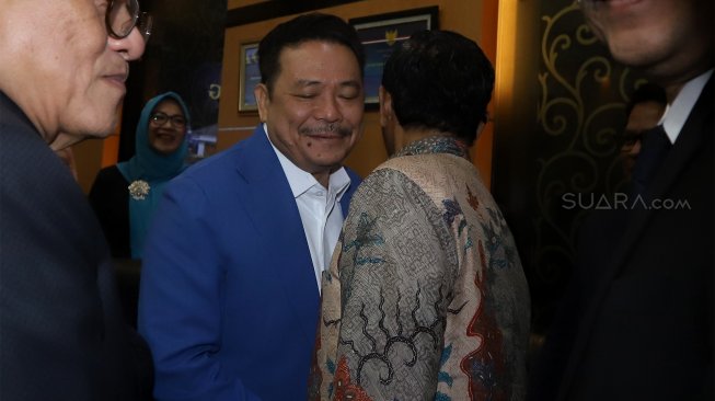 Menko Polhukam Mahfud MD (kanan) bersalaman dengan Ketua Dewan Pembina Perhimpunan Advokat Indonesia Otto Hasibuan (kiri) sebelum melakukan audiensi di Gedung Kemenko Polhukam, Jakarta, Kamis (14/11). [Suara.com/Angga Budhiyanto]