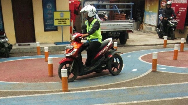 Penyandang disabilitas mengendarai sepeda motor yang telah dimodifikasi saat ujian pembuatan Surat Izin Mengemudi (SIM) D di Polres Tegal, Jawa Tengah, Kamis (14/11). [ANTARA FOTO/Oky Lukmansyah]