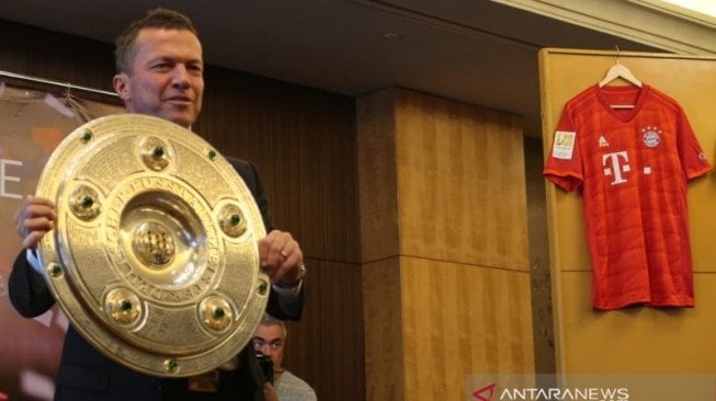 Legenda sepak bola Jerman dan Bayern Munchen Lothar Matthaus memegang tropi Liga Jerman dalam lawatannya ke Indonesia pada Kamis (14/11/2019) hingga Sabtu (16/11/2019) dalam rangka mendekatkan diri Bundesliga ke masyarakat Indonesia. (Asep Firmansyah)