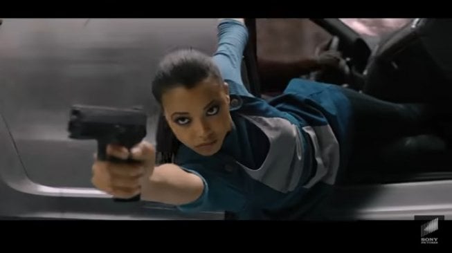 Charlie's Angels (2019), di mana salah satu Angels, Naomi Scott bergelantungan di Audi Q5 [screen shot YouTube: Sony Pictures].