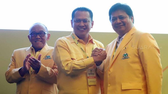 Ketua Umum Partai Golkar Airlangga Hartarto berjabat tangan dengan Wakil Koordinator Bidang Pratama Golkar Bambang Soesatyo saat Pembukaan Rapimnas Partai Golkar di Jakarta, Kamis (14/11). [Suara.com/Arya Manggala]