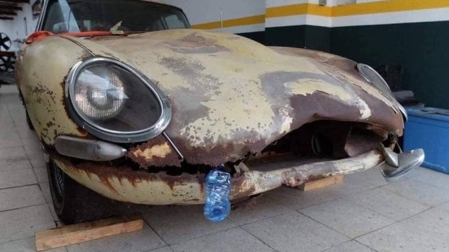 Datang Penuh Karat, Mobil Jaguar S1 Ini Kembali Muda di Tangan yang Tepat