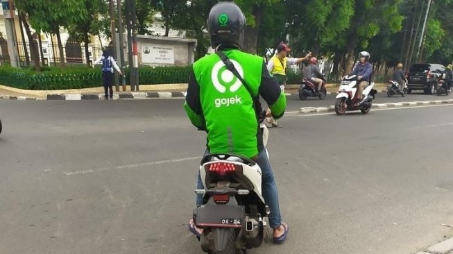 Kisah Manis Para Pemotor dengan Driver Ojol, Warganet: Pahlawan Jalanan!