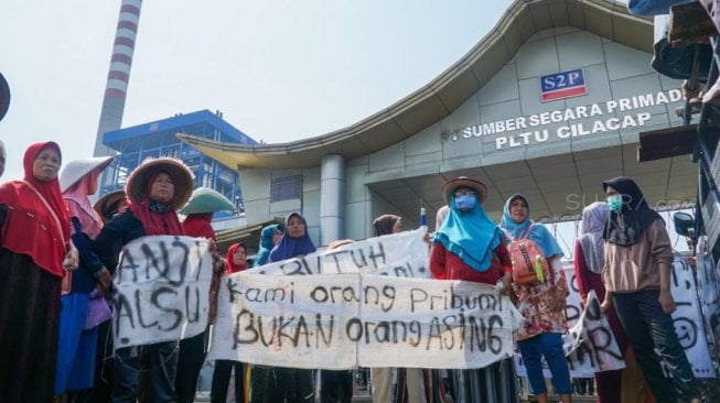 Ratusan warga yang berasal dari Desa Slarang, Kecamatan Kesugihan, Kabupaten Cilacap menjalani aksi menyerukan pencemaran lingkungan yang timbul akibat Pembangkit Listrik Tenaga Uap (PLTU) Cilacap PT Sumber Segara Primadaya (S2P), Kabupaten Cilacap, Kamis (14/11/2019). (Suara.com/Anang)